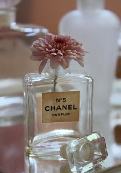 chanel no 5 flower vase